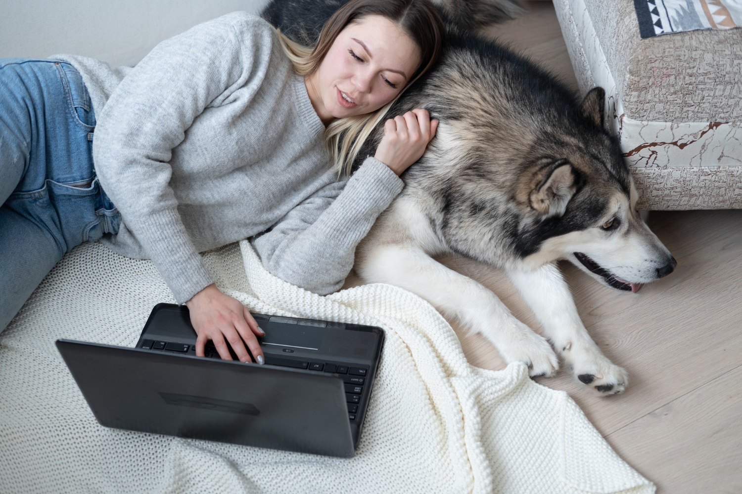 Laptop Lenovo V17 G2 proponuje skuteczne rozwiązanie do wyposażenia domowego biura w funkcjonalne narzędzie codziennych zadań