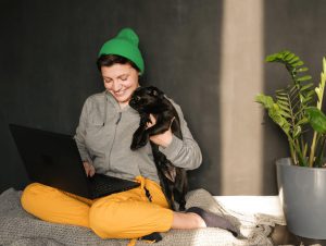 Lenovo ThinkPad P14s Gen 2 to przenośna moc obliczeniowa, która została stworzona z myślą o trwałości. To doskonała propozycja dla użytkowników biznesowych, którzy potrzebują laptopa do pracy, który poradzi sobie także z bardziej intensywnymi zadaniami, takimi jak edycja zdjęć i filmów