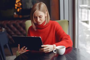 Microsoft Surface Pro 8 to przekształcalny tablet przenośny firmy Microsoft, który w połączeniu z opcjonalną pokrywą Signature Cover i piórem Slim Pen 2 pozwala klientom używać go jako tabletu z systemem Windows lub przenośnego notebooka/stacji do rysowania