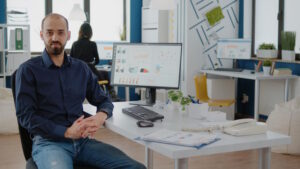 Intel NUC to zestaw komputerowy, który jest gotowy do użycia i łatwy w montażu.