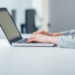 W dzisiejszych czasach, kiedy praca zdalna i mobilność stały się nieodłącznym elementem naszego życia zawodowego, coraz więcej osób poszukuje sprzętu komputerowego spełniającego wysokie standardy jakości, wydajności oraz funkcjonalności