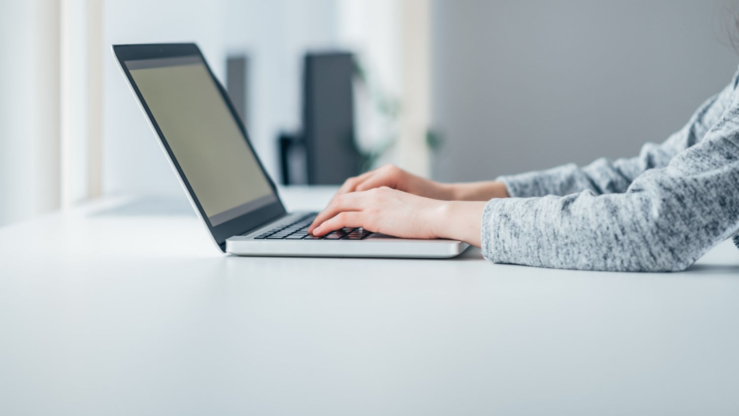 W dzisiejszych czasach, kiedy praca zdalna i mobilność stały się nieodłącznym elementem naszego życia zawodowego, coraz więcej osób poszukuje sprzętu komputerowego spełniającego wysokie standardy jakości, wydajności oraz funkcjonalności