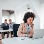 W dzisiejszych czasach, gdy praca zdalna i mobilność stały się kluczowymi aspektami naszego życia zawodowego, posiadanie niezawodnego i wydajnego laptopa to konieczność