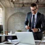 W dzisiejszych czasach, kiedy praca zdalna stała się normą, a mobilność jest kluczowa dla wielu profesjonalistów, wybór odpowiedniego laptopa staje się coraz ważniejszy